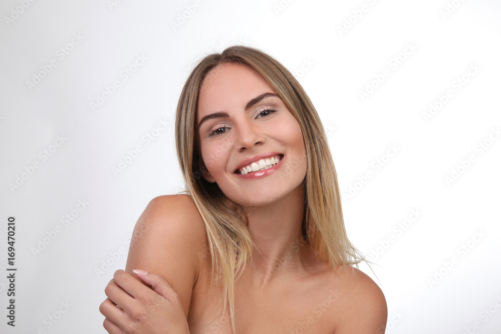Hübsche blonde Frau mit nackten Schultern lacht Hübsche blonde Frau mit nackten Schultern lacht