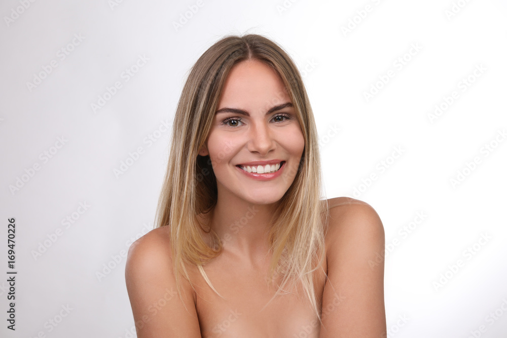 Hübsche blonde Frau mit nackten Schultern lacht Hübsche blonde Frau mit nackten Schultern lacht