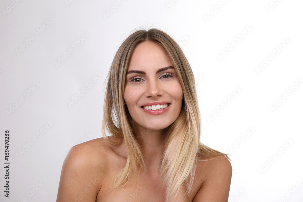 Hübsche blonde Frau mit nackten Schultern lacht Hübsche blonde Frau mit nackten Schultern lacht