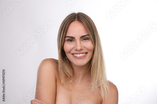 H  bsche blonde Frau mit nackten Schultern lacht