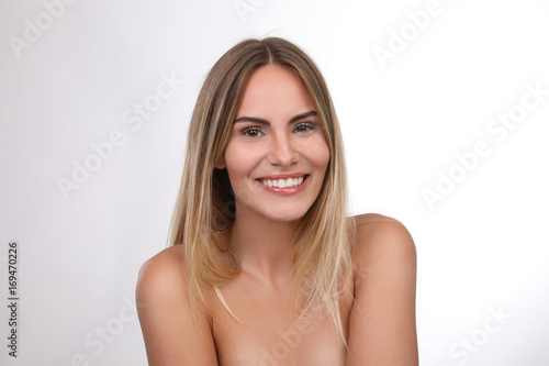 Hübsche blonde Frau mit nackten Schultern lacht