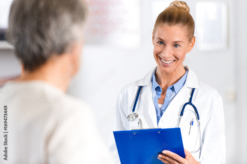 Ärztin mit Patient im Gespräch Ärztin mit Patient im Gespräch