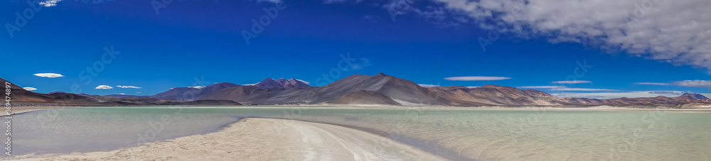 Obraz premium Panoramic View of lagoon Salar de talar by San Pedro de Atacama in Chile