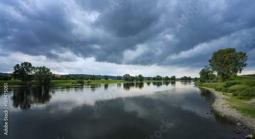 Regenwolken an der Elbe zwischen Meissen und Dresden