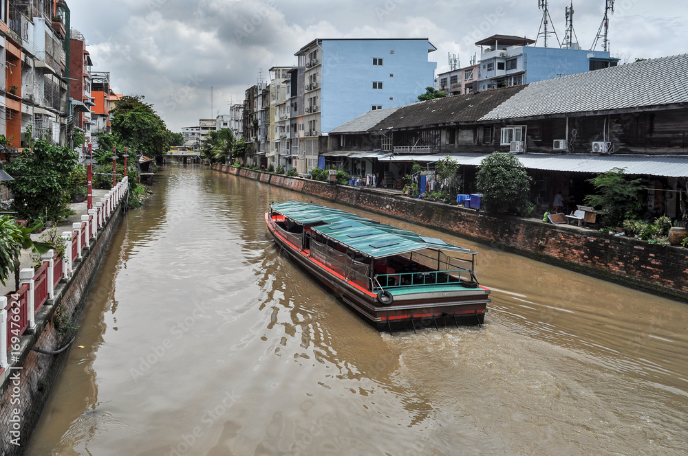 Fototapeta premium Paseo en barco por el río Chao Phraya , Bangkok