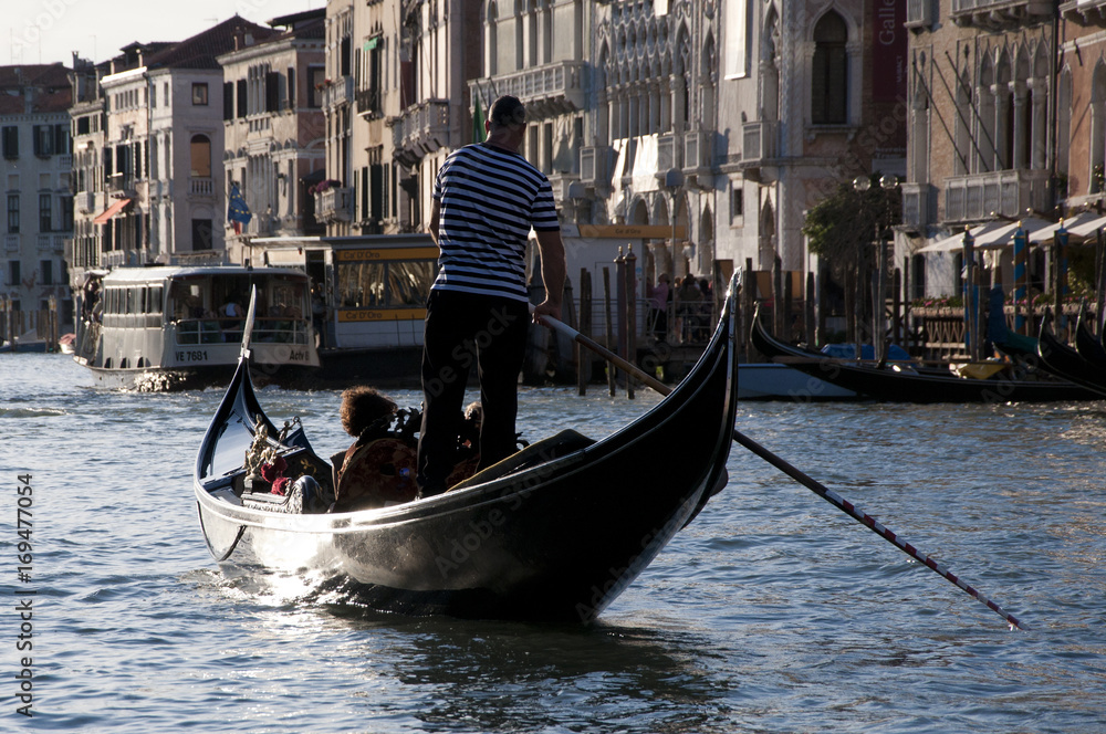 Gondola sul canale con turisti