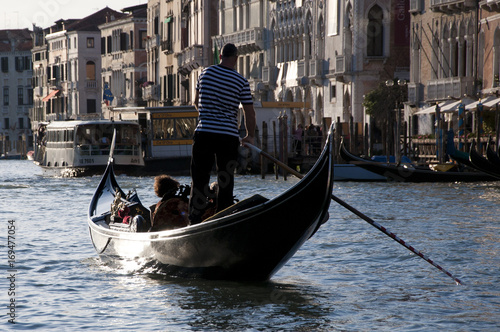 Gondola sul canale con turisti © Civolani Stefano