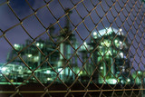 工場夜景　フェンスの向こう側