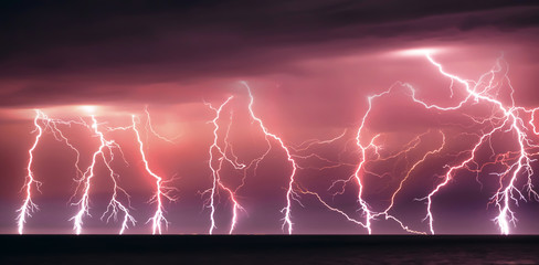 Keuken achterwand Onweer Bliksemschicht in natuurlijke onweersnacht  © Ivan Kurmyshov