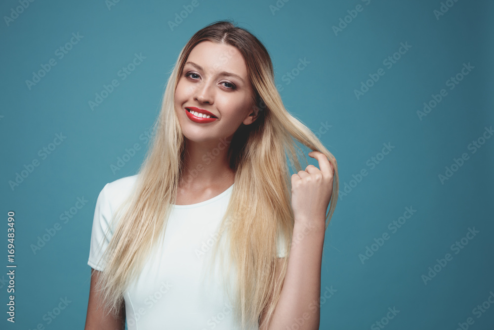 Fototapeta premium Strzał studio młody uroczy piękna blondynka