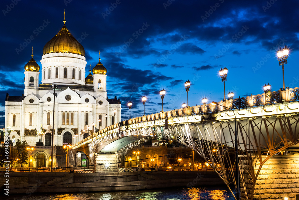 Fototapeta premium Sunset view of Moscow Cathedral of Christ the Savior in Moscow, Russia. bridge in Moscow, Russia. Moscow architecture and landmark, Moscow cityscape