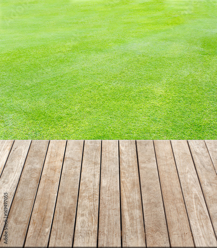 terrasse bois sur pelouse naturelle  photo