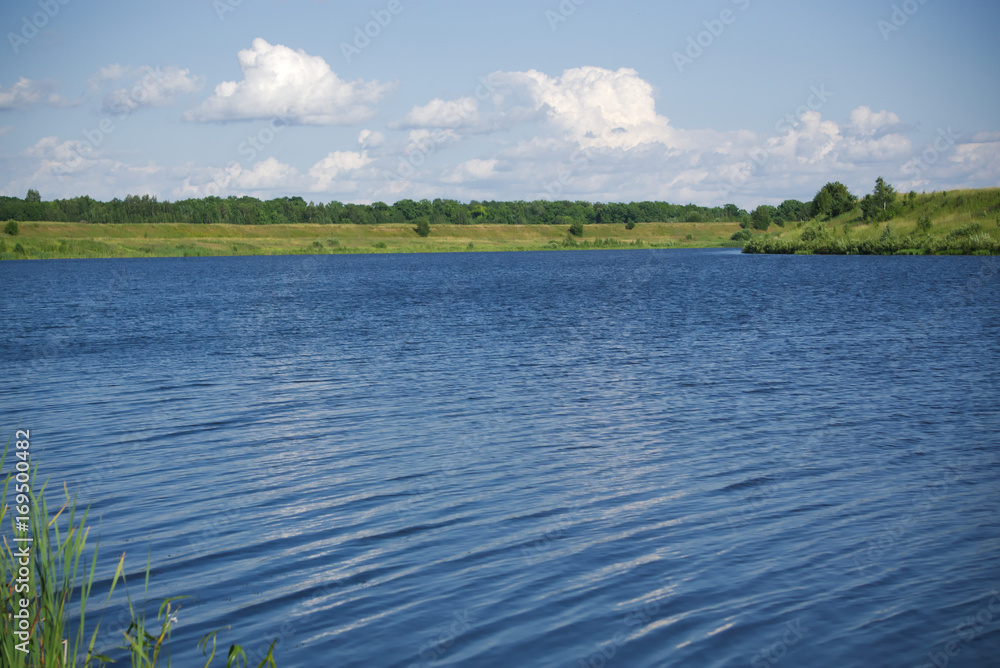 Спокойная река в летний день. Спокойная река в летний день.