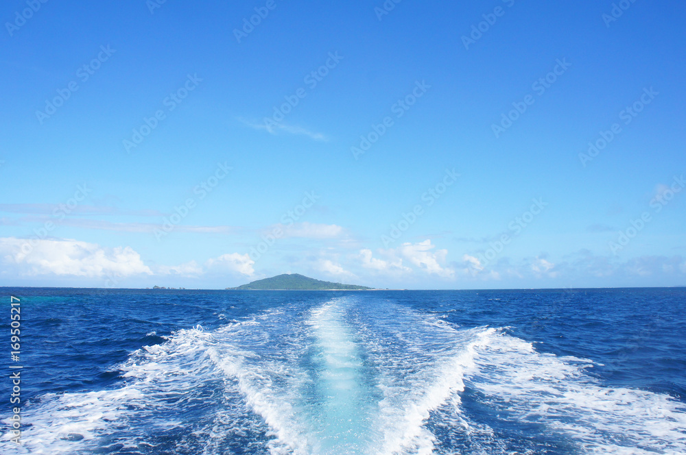 Fototapeta premium 沖縄の海 クルージングイメージ