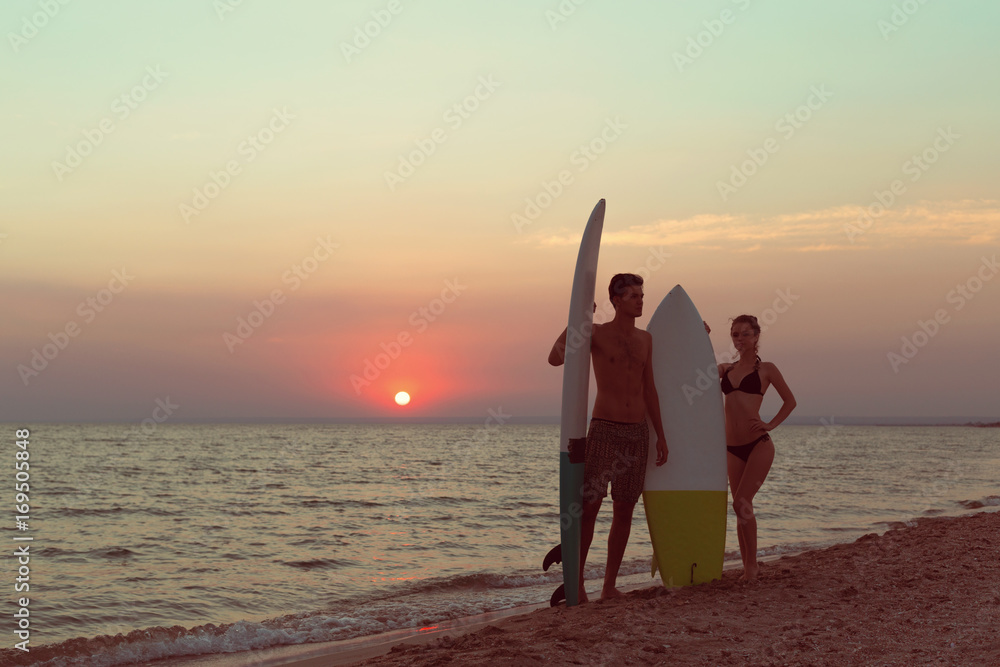 Fototapeta premium Surferzy na plaży zabawy w lecie