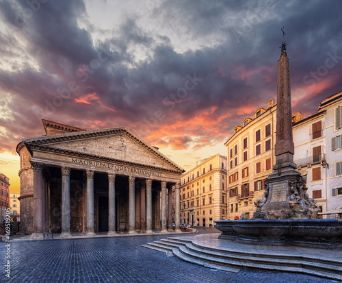 widok Panteonu w godzinach porannych. Rzym. Włochy.