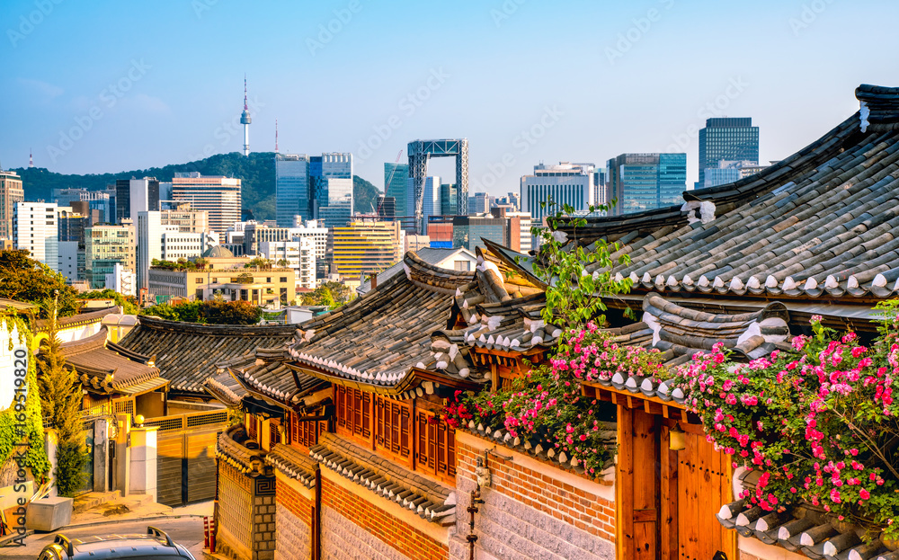 Naklejka premium Tradycyjna architektura w stylu koreańskim w Bukchon Hanok Village w Seulu, w Korei Południowej.