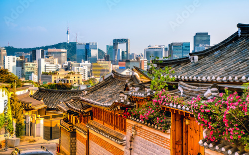 Obraz na plátně Traditional Korean style architecture at Bukchon Hanok Village in Seoul, South Korea