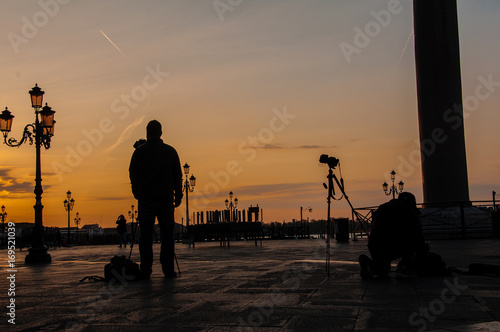 Kameramann wartet auf Sonnenaufgang über der Lagune von Venedig