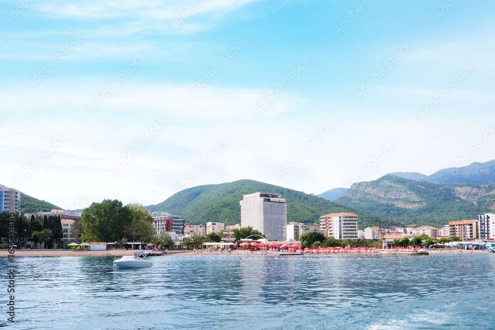 Naklejka premium Picturesque view of small city on seashore