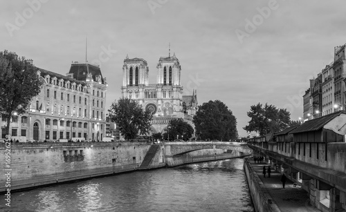 Quai de la Seine et Notre-Dame de Paris en noir et blanc, France