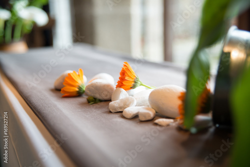 Flores y piedras decorativas en la ventana