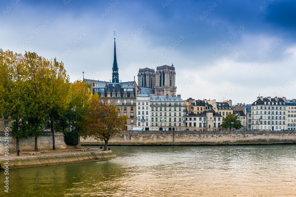 Obraz premium Quai de la Seine à Paris, France