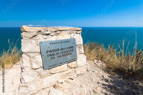 Passo del Lupo rock in Sirolo