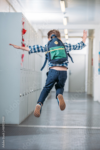 Fotografie boy jumping in school corridor