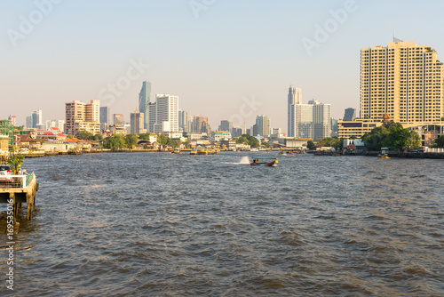 The Chao Phraya is a major river in Thailand. The watercourse meanders through the city in southward direction, emptying into the Gulf of Thailand approximately 25 kilometres  south of the city centre © ksl