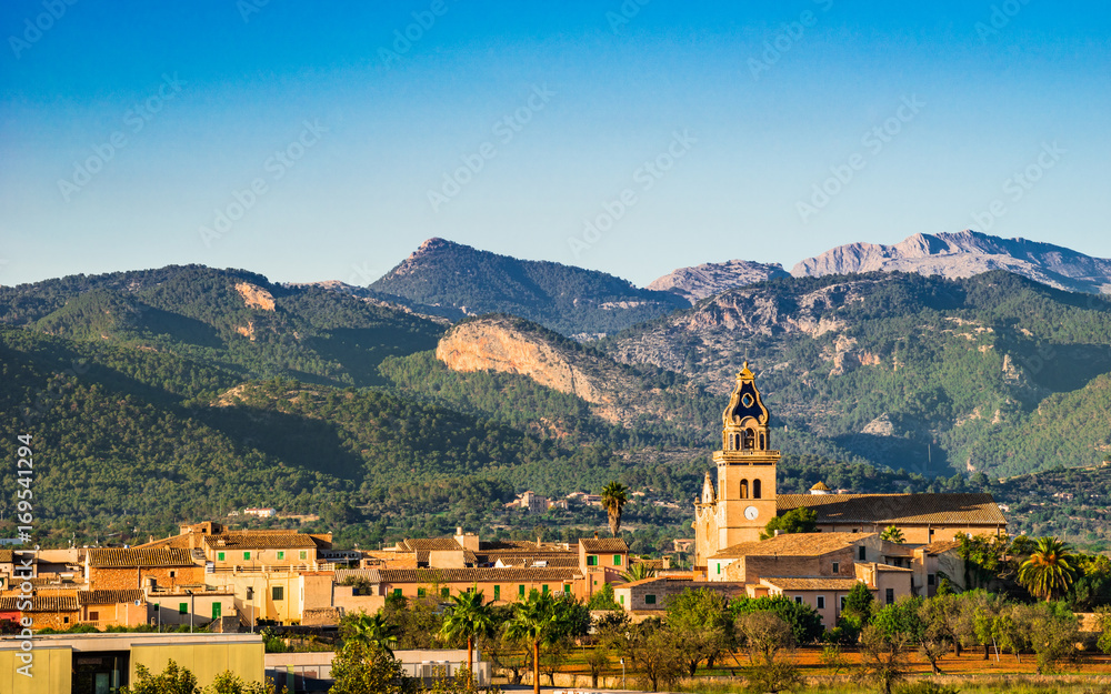 Spanien Mallorca Landschaft Panorama Dorf Santa Maria del Cami und Gebirge Serra de Tramuntana