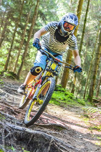 Obraz na płótnie Downhill mit dem Fully im Wald