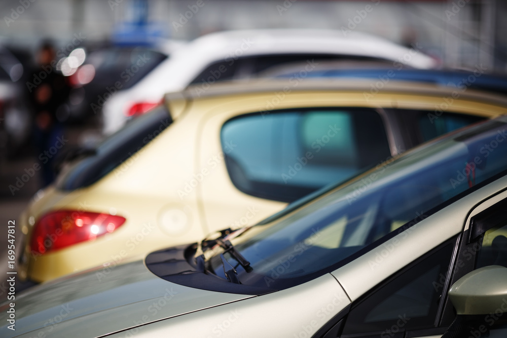 Naklejka premium Nowoczesne samochody na parkingu. Selektywna ostrość.