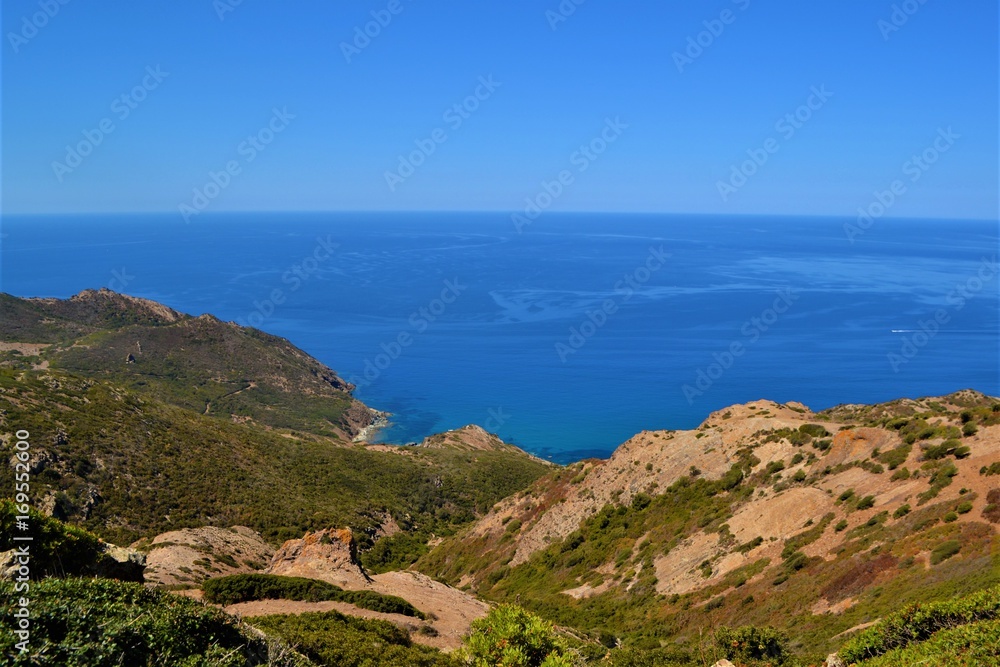 Landschaft auf Sardinien mit Bergen und Meer