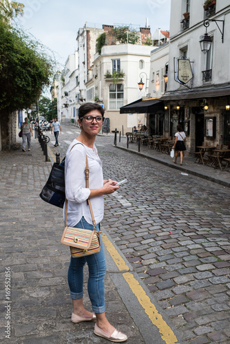 jeune femme dans une rue pavée de Paris photo