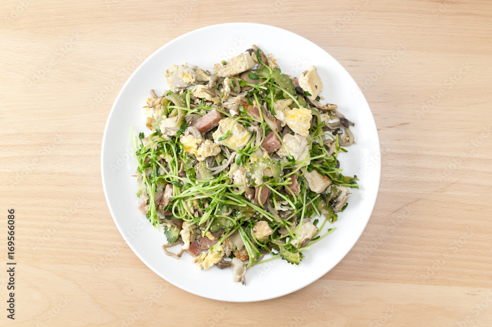 ゴーヤーと豆苗のチャンプルー ゴーヤーと豆苗のチャンプルー
