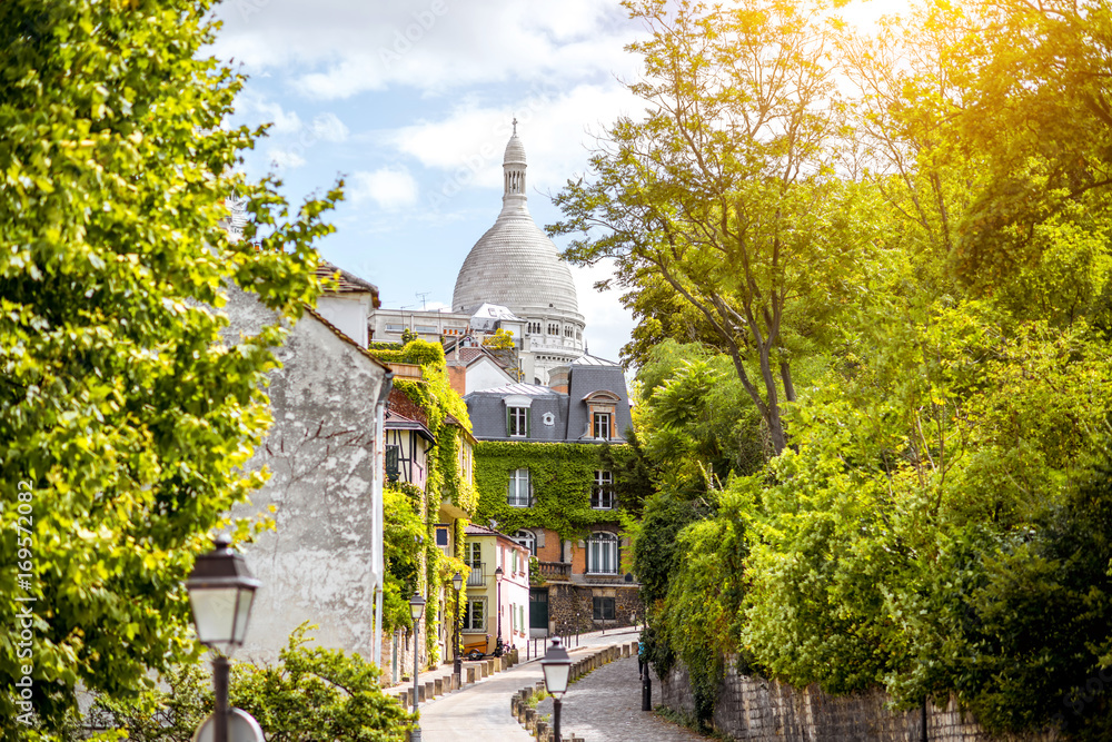 Naklejka premium Pejzaż miejski widok na pięknej ulicie z Świętą Kierową katedrą na Monmartre wzgórzu w Paryż
