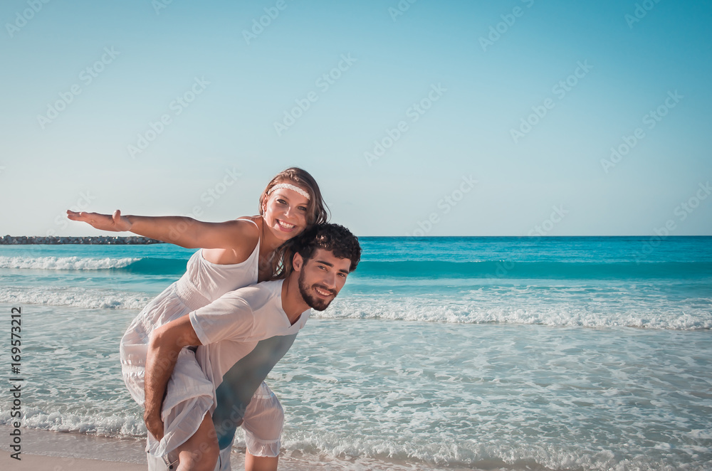 Namorados abraçados em praia do caribe Namorados abraçados em praia do caribe