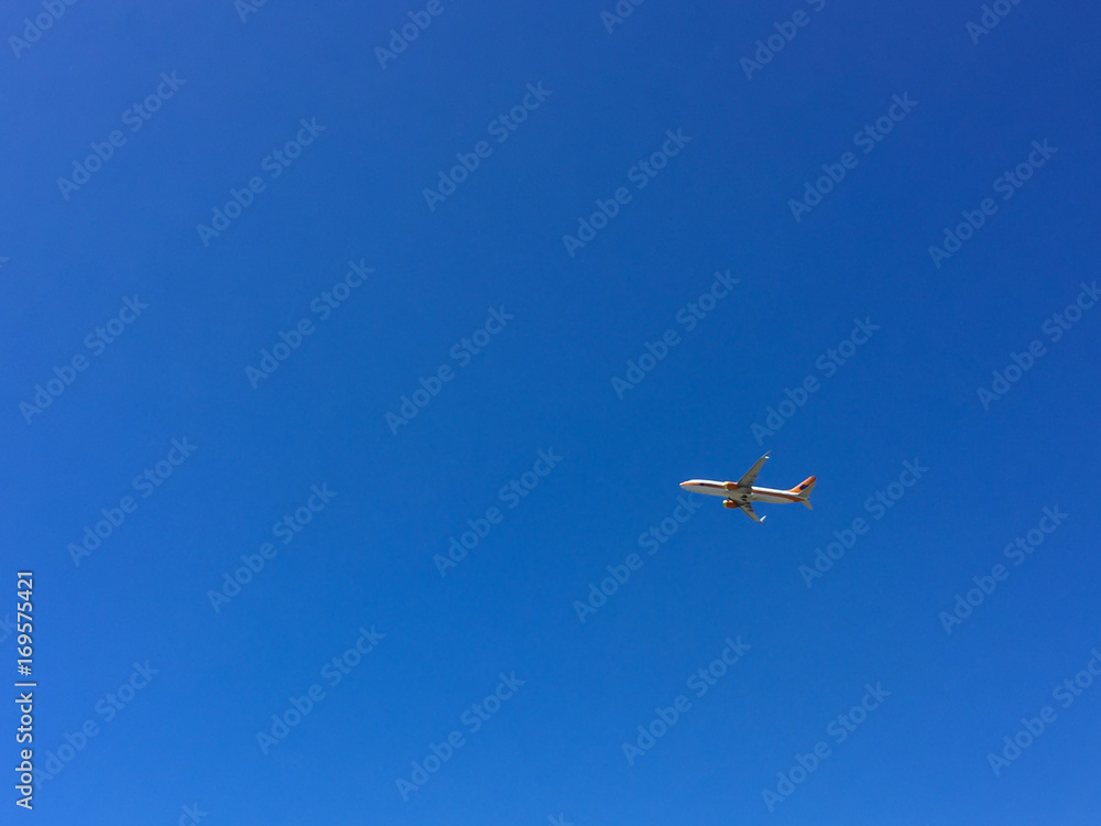 Flugzeug am Himmel Mallorcas