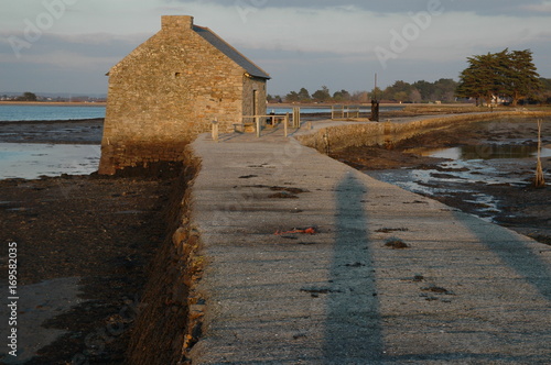 Le moulin à marée du Berno sur l'île d'Arz dans le golf du Morbihan en Bretagne photo