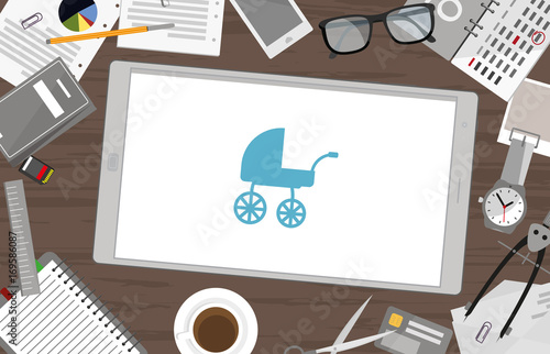 Schreibtisch mit Tablet - Kinderwagen