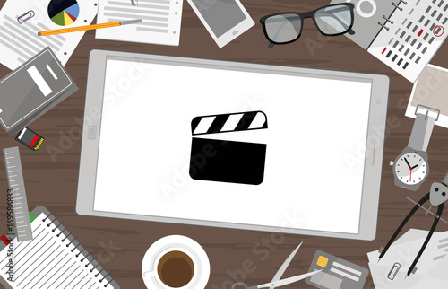 Schreibtisch mit Tablet - Filmklappe