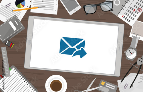 Schreibtisch mit Tablet - E-Mail Antwort
