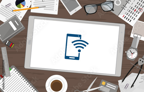 Schreibtisch mit Tablet - Smartphone Empfang