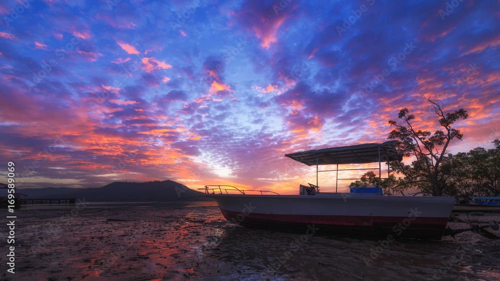 Naklejka premium Dramatic sun cloud twilight sky with parking motor boats.