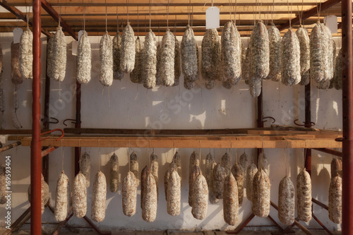 Salami appesi per la stagionatura in una stanza 