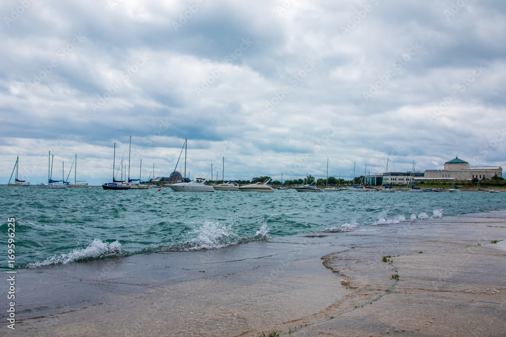 Wellen an Ufer, Lake Michigan, im Hintergrund Shedd Aquarium und Segelboote