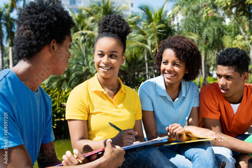 Vier afrikanische Studenten beim Lernen auf dem Campus