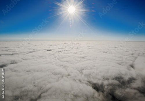 vista porencima de las nubes  con el fondo del sol  monta  as y cielo azul hecha la foto desde un globo