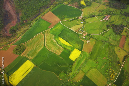 Paisaje aéreo desde un globo con vistas a campos de cultivo y bosques en Girona Cataluña,España